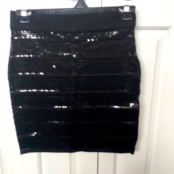 Mini sequenced skirt - Picture 1 of 3